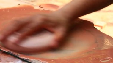 İşçiler Vietnam 'da çömlek yapıyorlar.