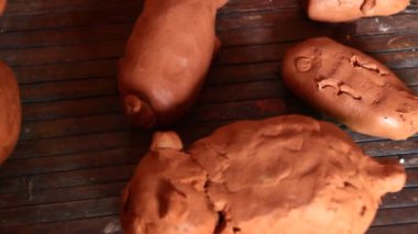 İşçiler Vietnam 'da çömlek yapıyorlar.