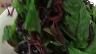 Yemek masasında haşlanmış sebzeler ve turplar.