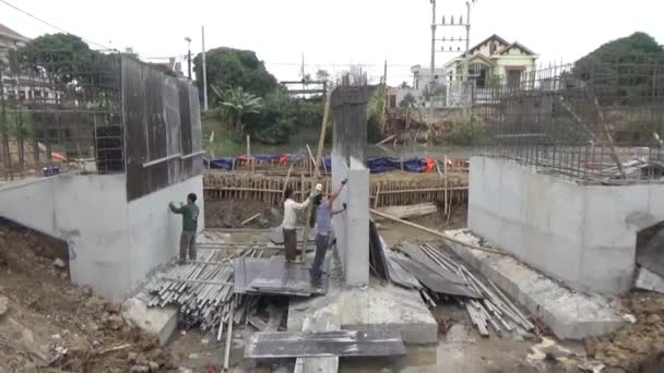 Robotnicy Budują Mosty Drugiej Stronie Rzeki — Wideo stockowe