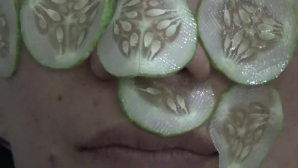 Азіатська Дівчина Обличчя Огірком — стокове відео