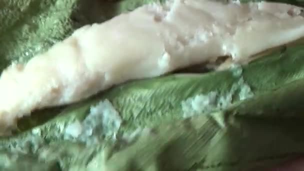 Девочка Ест Рисовый Пирог — стоковое видео