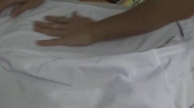 Kız ütüyle giysileri ütüledi.