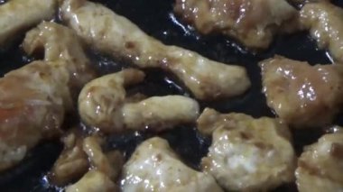 Lezzetli kızarmış tavuk tabağı