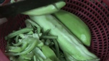 Yemek pişirmek için sebze hazırlayın.