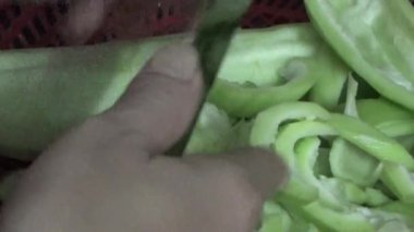 Yemek pişirmek için sebze hazırlayın.