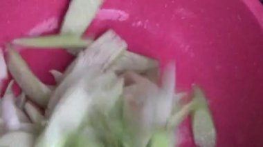 Yemek pişirmek için sebze hazırlayın.