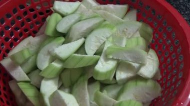 Yemek pişirmek için sebze hazırlayın.