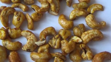 Tuz ve biberle kavrulmuş kaju.