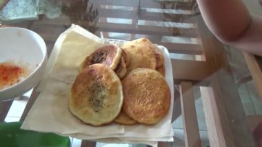 İnsanlar ızgara pirinç keki yer.