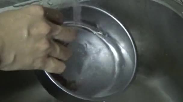 Πλύσιμο Στο Χέρι Πιάτα Μετά Φαγητό — Αρχείο Βίντεο
