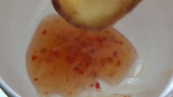 Ludzie Jedzą Grillowane Ciastka Ryżowe — Wideo stockowe