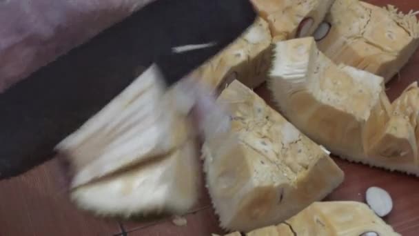 Χρησιμοποιήστε Ένα Μαχαίρι Για Κόψετε Φρούτα Jackfruit — Αρχείο Βίντεο