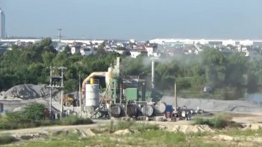 Çevreyi kirleten fabrika