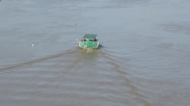 Nehirde balıkçılar ve tekneler