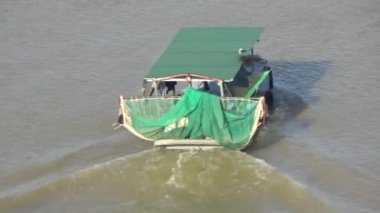 Nehirde balıkçılar ve tekneler