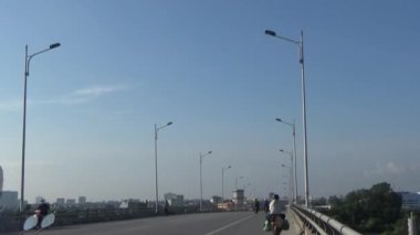 Nehrin üzerindeki köprüde trafik var.