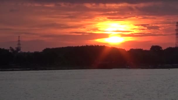 Zachód Słońca Nad Rzeką Statkiem — Wideo stockowe