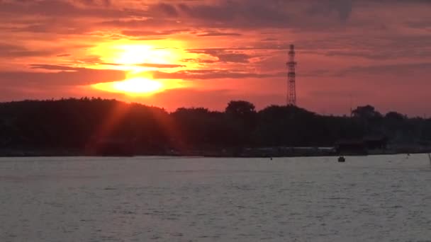 Zonsondergang Rivier Met Schip — Stockvideo