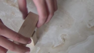 Küçük çocuk tahta oyuncakları düzenliyor.