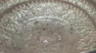 Fincanlar, kaseler ve çaydanlıklar.