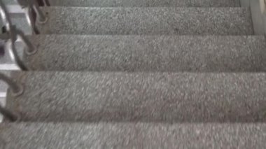 Merdivenlerden inerken çekilmiş görüntüler.