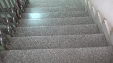 Merdivenlerden inerken çekilmiş görüntüler.