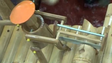 Tatil köyündeki turistler için hediyelik eşyalar