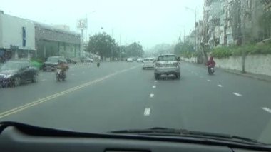 Arabalar ve motosikletler yolda.