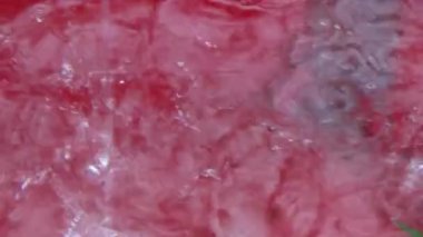 Ağaç yapraklarında sağanak yağmur