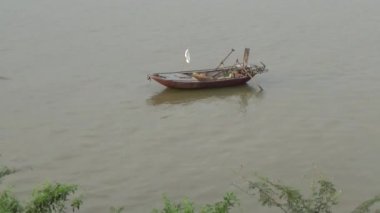 Nehirde balıkçılar ve tekneler