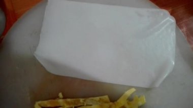 Et ve sebzeye sarılmış pirinç keki.