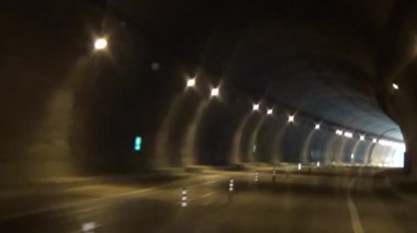 Araba tünelde çalışıyor.