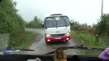 Yağmurda bir dağ yolunda araba sürmek