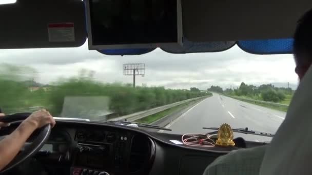 Coches Corriendo Carretera Bajo Lluvia — Vídeo de stock