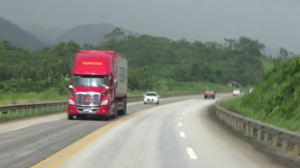 Coches Corriendo Carretera Bajo Lluvia — Vídeo de stock