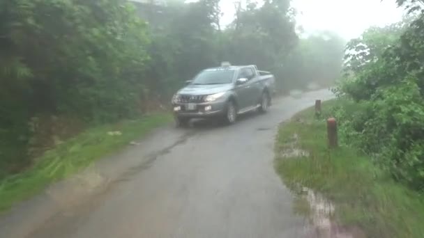 Mengendarai Mobil Jalan Pegunungan Dalam Hujan — Stok Video