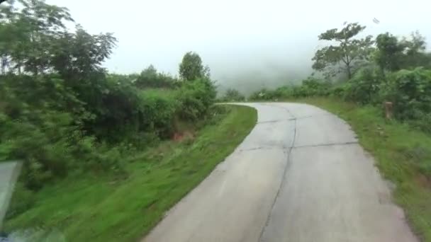 雨の中で山道を車で走る — ストック動画