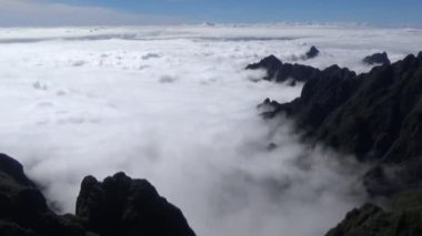 Hayali dağda Pagoda ve Buda heykeli