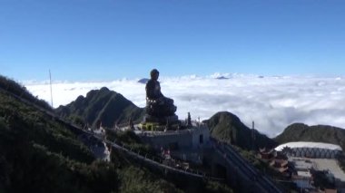 Hayali dağda Pagoda ve Buda heykeli