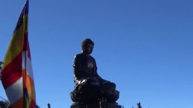 Hayali dağda Pagoda ve Buda heykeli