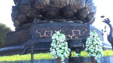Hayali dağda Pagoda ve Buda heykeli