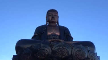 Hayali dağda Pagoda ve Buda heykeli