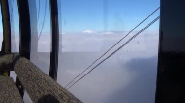 Teleferikle dağdan aşağı in.