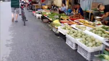 3 Eylül 2025. Chuvanan, Chi Linh, Hai Phong, Vietnam. Vietnam 'da yiyecek, meyve ve ev eşyaları satan geleneksel pazar