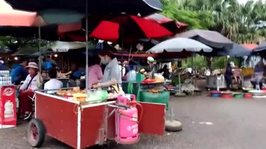 3 Eylül 2025. Chuvanan, Chi Linh, Hai Phong, Vietnam. Vietnam 'da yiyecek, meyve ve ev eşyaları satan geleneksel pazar