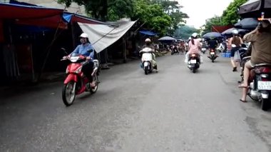 3 Eylül 2025. Chuvanan, Chi Linh, Hai Phong, Vietnam. Vietnam 'da yiyecek, meyve ve ev eşyaları satan geleneksel pazar