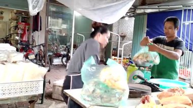 3 Eylül 2025. Chuvanan, Chi Linh, Hai Phong, Vietnam. Vietnam 'da yiyecek, meyve ve ev eşyaları satan geleneksel pazar