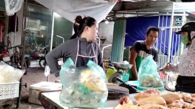 3 Eylül 2025. Chuvanan, Chi Linh, Hai Phong, Vietnam. Vietnam 'da yiyecek, meyve ve ev eşyaları satan geleneksel pazar