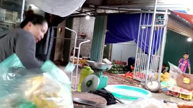 3 Eylül 2025. Chuvanan, Chi Linh, Hai Phong, Vietnam. Vietnam 'da yiyecek, meyve ve ev eşyaları satan geleneksel pazar